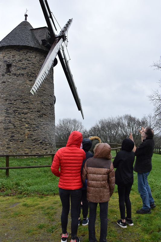 Visite Entrepaje du Moulin de la Garenne et eoliennes Boralex par le college St Augustin de Riaille